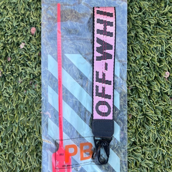 Off White Keychain Baby Pink - Picture 1 of 2